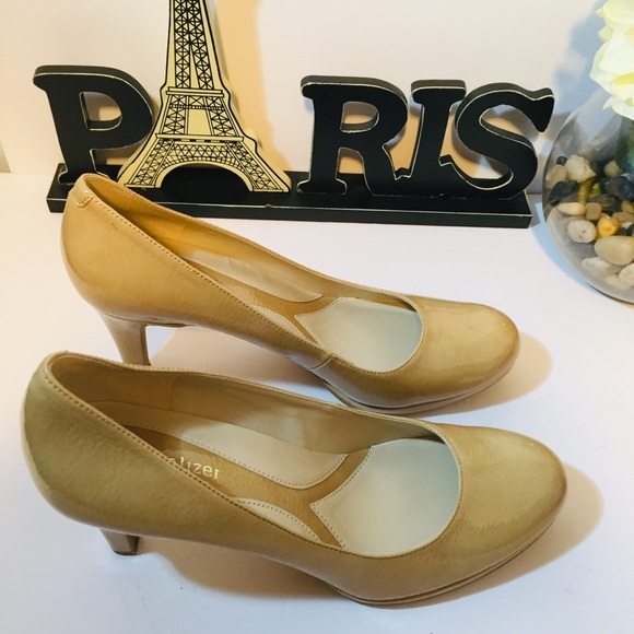 Naturalizer Shoes - 🙋‍♀️PRICE DROP7.5"  NATURALIZER BEIGE SUADE SHOES